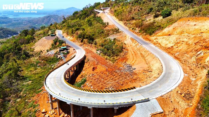 Những đoạn cầu uốn cong giữa lưng chừng núi là điểm nhấn khiến nhiều người thích thú khi đi qua Quốc lộ 28B. Những cây cầu này vừa giúp giảm độ khó của khúc cua trước kia, vừa tạo cảm giác êm ái cho lái xe.