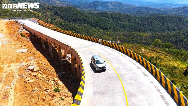 Những đoạn đã thảm nhựa xong, nhà thầu sẽ cùng lúc hoàn thiện hệ thống sơn kẻ đường và các hạng mục an toàn giao thông. Còn những đoạn chưa kịp thảm nhựa, nhà thầu sẽ thảm đá mi bằng phẳng hơn, lấp các hố sâu để người dân chạy xe thuận tiện hơn.