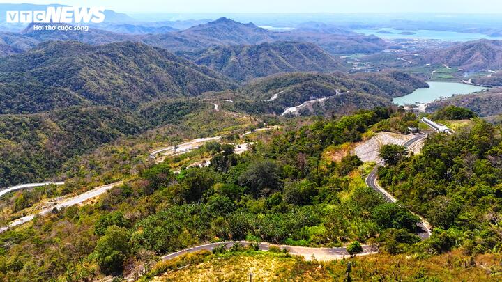 Từ trên cao, con đường như dải lụa quấn quanh núi đồi.