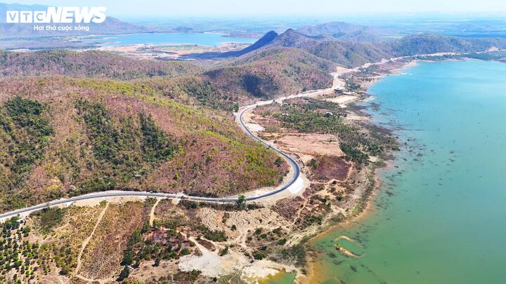 Những ngày này, các nhà thầu đang tăng tốc thảm nhựa, hoàn thiện hệ thống an toàn giao thông của dự án cải tạo và nâng cấp Quốc lộ 28B (tỉnh Lâm Đồng) để người dân lái xe thông thoáng hơn. Đặc biệt, sau khi sân bay Liên Khương tạm ngưng hoạt động để nâng cấp, sửa chữa, các phương tiện sẽ đổ dồn về tuyến đường này để lên - xuống Đà Lạt.