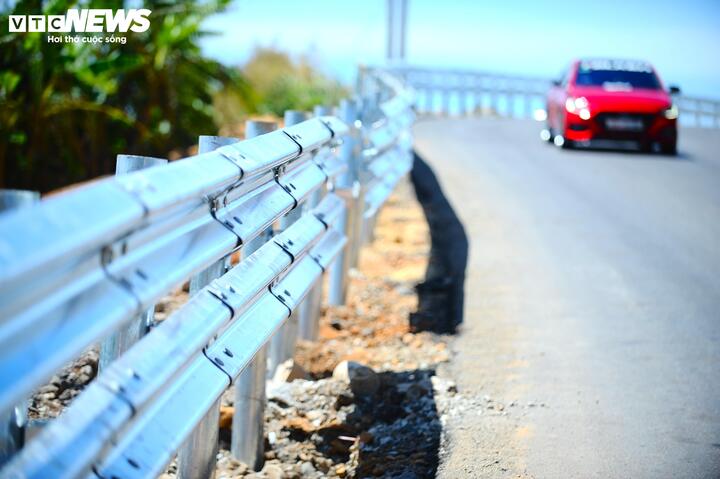 Tại những đoạn đường thảm nhựa xong, đơn vị thi công cũng đã lắp xong hệ thống lan can hai bên đường tạo cảm giác yên tâm cho người đi đường.