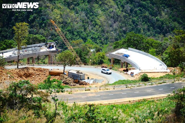 Theo ông Chung, phức tạp nhất là đoạn đèo Đại Ninh do địa hình rừng hiểm trở và địa chất không ổn định, kế hoạch thi công liên tục điều chỉnh. Thời gian qua, chủ đầu tư đã thông 4/6 cầu cạn khu vực đèo này. Đây là những đoạn cầu cạn làm mới hoàn toàn để mở rộng các khúc cua cùi chỏ trên đèo.