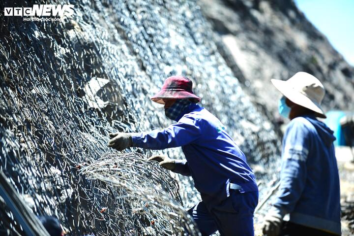 Các công nhân cho biết họ đang nỗ lực làm việc xuyên trưa, xuyên đêm để sớm hoàn thành tuyến đường.