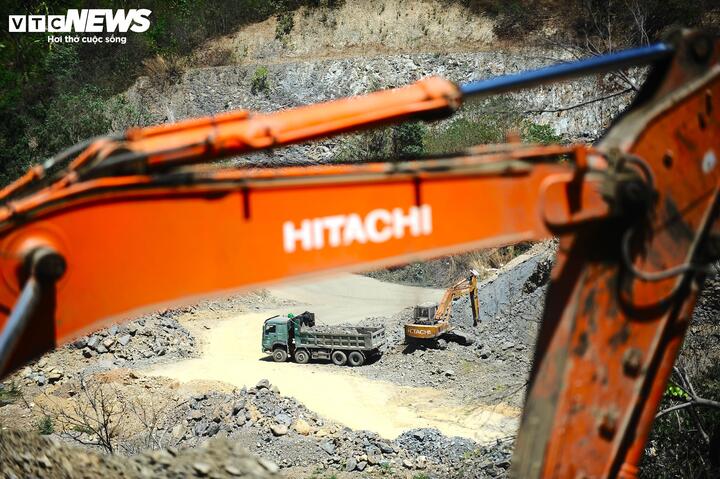 Ông Hồ Văn Mười, Chủ tịch UBND tỉnh Lâm Đồng đề nghị chủ đầu tư dự án Ban Quản lý dự án Đường bộ miền Trung, trước là Ban Quản lý dự án 5 (Cục Đường bộ Việt Nam) chỉ đạo các đơn vị thi công tập trung nguồn lực, nhân lực, thiết bị, tăng ca, tăng kíp để đẩy nhanh tiến độ dự án.