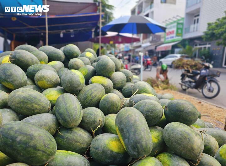 Dưa hấu từ các tỉnh được chở về TP.HCM, bày bán tại nhiều điểm ven đường.
