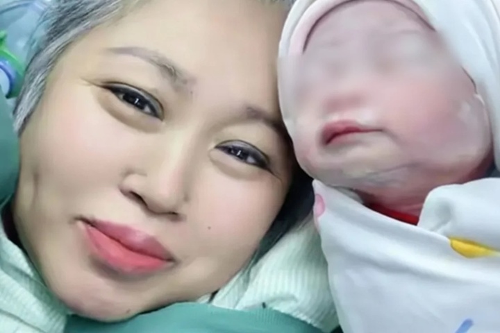 Bà mẹ U70 chào đón con gái nhờ IVF sau khi mất đi đứa con duy nhất.