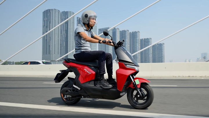 Những mẫu xe máy điện không cần bằng lái - 1