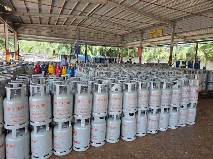 Dù giá tăng, ghi nhận thời gian giao hàng chậm hơn, nhưng người dùng nhiều khu vực ở TP.HCM cho biết vẫn được mua bình gas 12kg thông thường chứ chưa phải mua bình chiết nhỏ 8kg, 6kg...