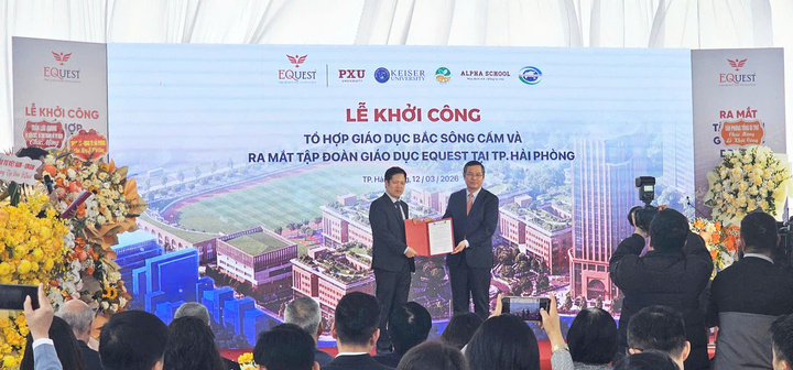 Lãnh đạo Bộ Giáo dục và Đào tạo trao quyết định phê duyệt chủ trương thành lập Phân hiệu Đại học Phú Xuân tại Hải Phòng