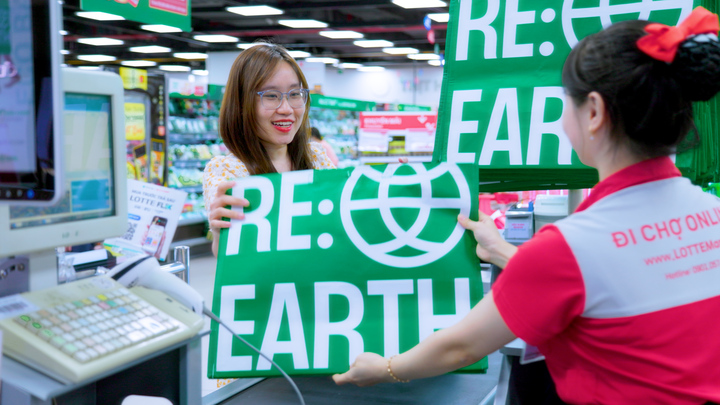 LOTTE MART tặng túi môi trường cho khách hàng có hóa đơn mua sắm hợp lệ, khuyến khích khách hàng hình thành thói quen tiêu dùng xanh.