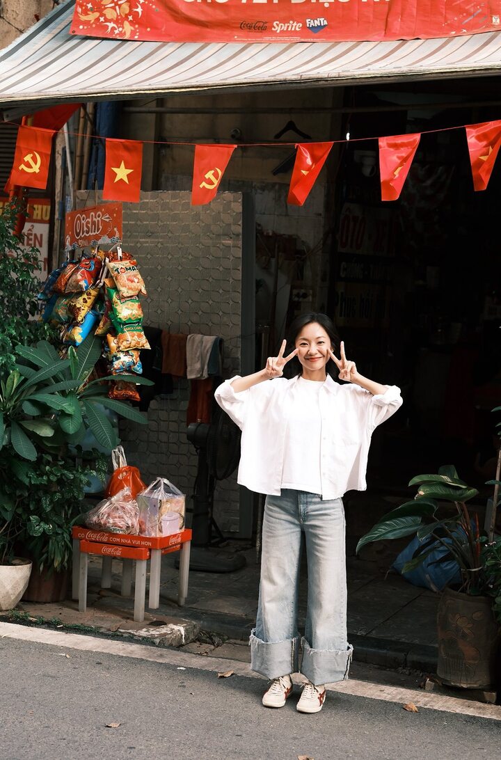 Sở hữu chiều cao chỉ 1m55 nhưng Hoàng Hà luôn thu hút bởi sự tươi tắn cùng nụ cười rạng rỡ. Cô gây thiện cảm với nét đẹp ngây thơ, trong sáng.