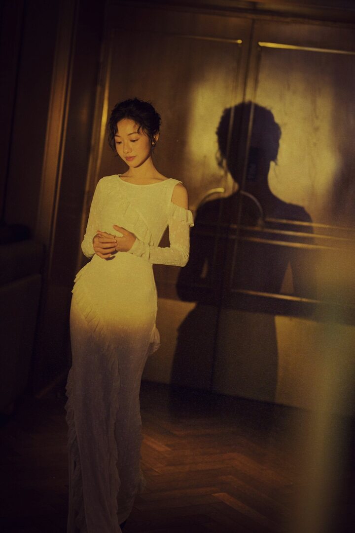 Nữ diễn viên từng nói cô cảm thấy ngoại hình nhỏ bé là lợi thế. "Nó giúp bản thân giữ được vẻ trẻ trung lâu hơn, đồng nghĩa với việc thời gian mình được trải nghiệm các vai diễn trẻ sẽ dài ra", Hoàng Hà tâm sự.