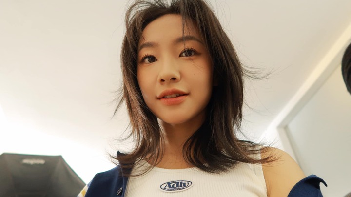 Hoàng Hà sinh năm 1996 tại Hà Nội. Cô bắt đầu theo đuổi công việc diễn xuất từ năm 2015, từng góp mặt trong một số phim ngắn và quảng cáo như "Thanh xuân", "Nụ cười từ trái tim", "17 một lần nữa", "Cô gái của những ngày đã qua", "Tết gần tết xa"…