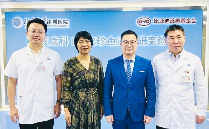 PGS. TS Nguyễn Xuân Trường (áo xanh) trong một lễ hợp tác với đối tác Hàn Quốc.