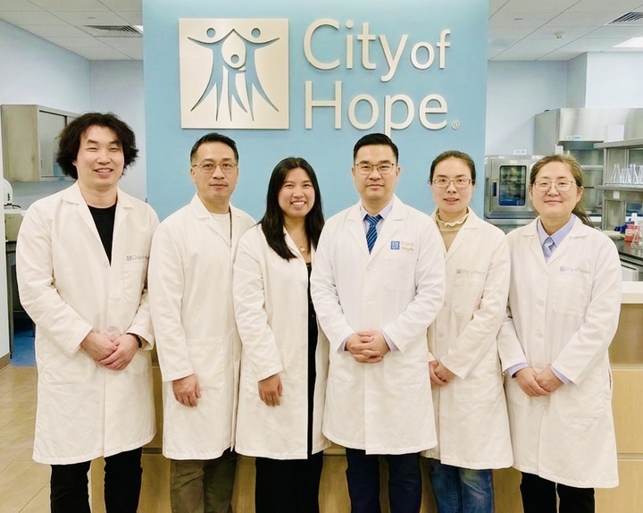 PGS.TS Nguyễn Lê Xuân Trường (thứ tư từ trái sang), cùng các cộng sự trong phòng thí nghiệp ở trung tâm City of Hope, Mỹ.