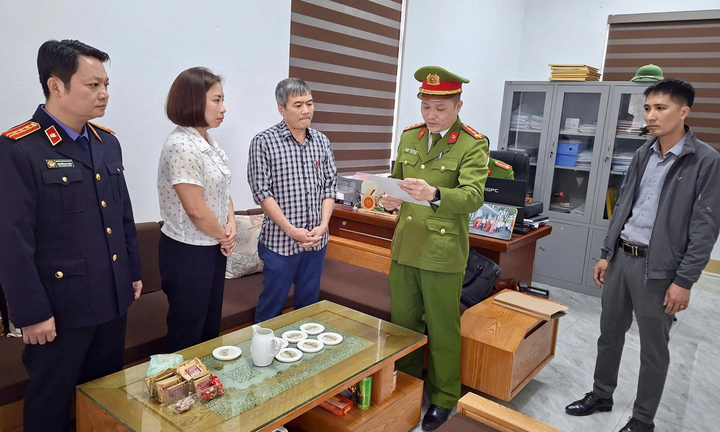 Cơ quan Cảnh sát điều tra Công an tỉnh Lào Cai thi hành lệnh bắt bị can để tạm giam đối với Phạm Hồng Thắng. (Ảnh: Công an tỉnh Lào Cai)