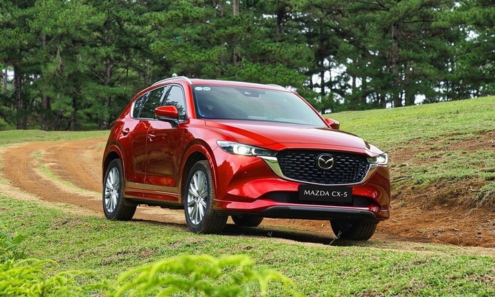 Mazda CX-5 duy trì vị trí dẫn đầu nhóm ô tô dùng động cơ đốt trong tại Việt Nam.
