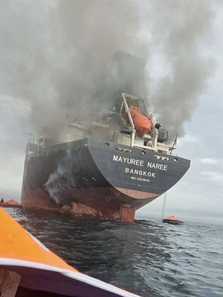 Tàu chở hàng Mayuree Naree mang cờ Thái Lan chìm trong khói đen tại eo biển Hormuz. (Nguồn: Reuters)
