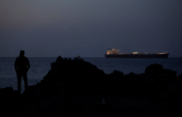Một con tàu chở dầu thô đang neo đậu tại Muscat, Oman. (Nguồn: Reuters)