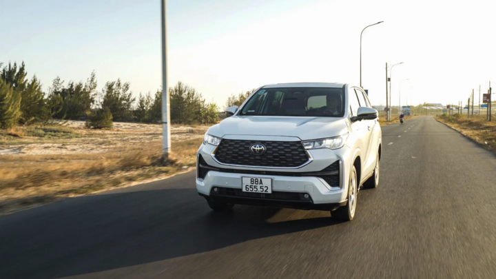 Giữa tâm bão giá xăng toàn cầu: Xe Hybrid và bước nhảy vọt của Innova Cross - 1