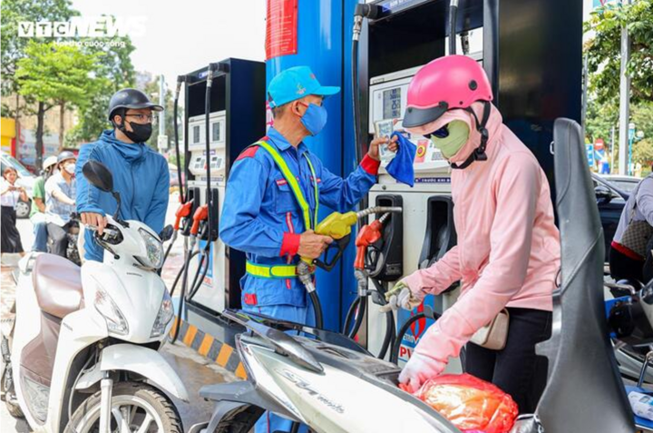 Các trạm xăng khu vực nội thành Hà Nội đông đúc.