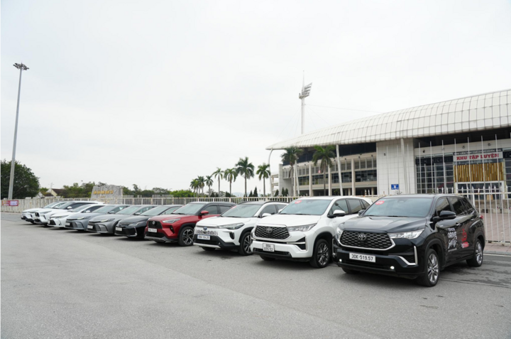 Toyota là hãng xe đầu tiên công bố giá bán mới các mẫu xe Hybrid.