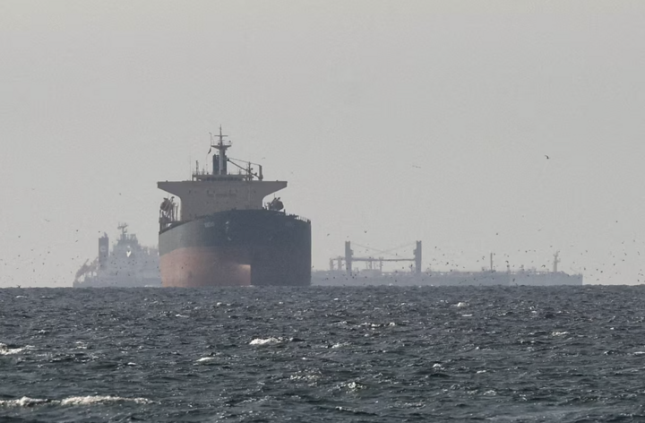 Tàu chở dầu di chuyển trên Vịnh gần eo biển Hormuz, nhìn từ phía bắc Ras al-Khaimah. (Nguồn: Reuters)