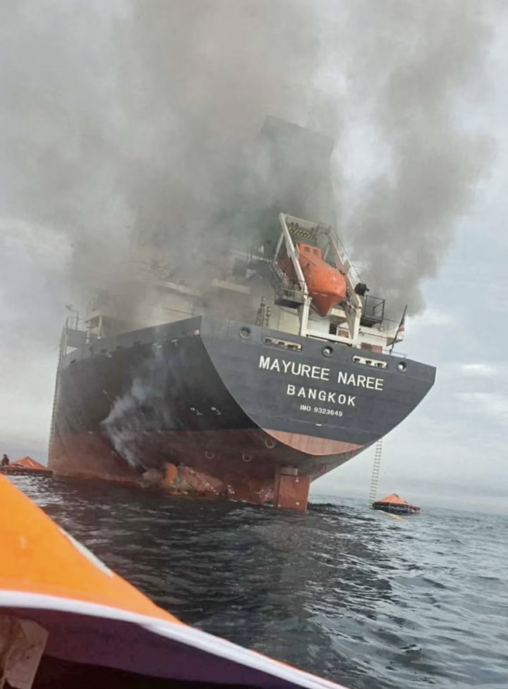 Tàu chở hàng Mayuree Naree treo cờ Thái Lan bốc khói đen dày đặc tại eo biển Hormuz. (Nguồn: Reuters)