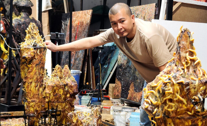 Hoạ sĩ Lê Hữu Hiếu là nghệ sĩ Việt Nam tham dự triển lãm.