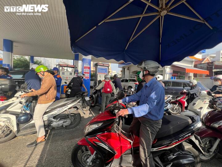 Hoạt động mua bán xăng dầu tại các cửa hàng ở TP.HCM vẫn diễn ra bình thường, đáp ứng nhu cầu đi lại của người dân.