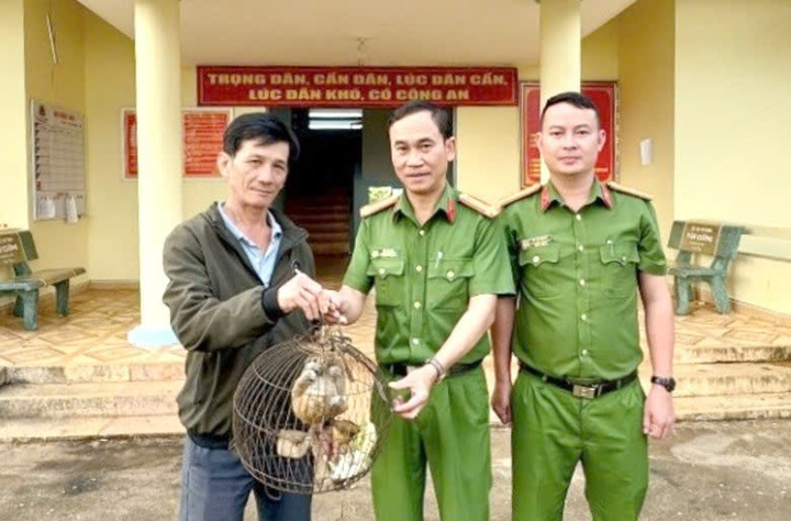 Ông Hòa giao nộp con Cù lần cho Công an xã Nhân Cơ. Ảnh: Công an cung cấp