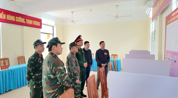 Đoàn công tác kiểm tra tại Điểm bầu cử số 2.