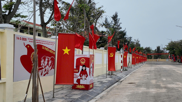 Tại 2 điểm bầu cử của đặc khu Bạch Long Vĩ, việc trang trí khánh tiết, lắp dựng pano, áp-phích hay treo cờ đã cơ bản được hoàn tất.