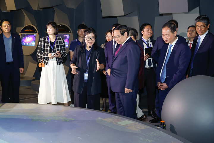 Thủ tướng Phạm Minh Chính tham quan Bảo tàng vũ trụ Việt Nam tại Khu Công nghệ cao Hoà Lạc. (Ảnh: VGP/Nhật Bắc)