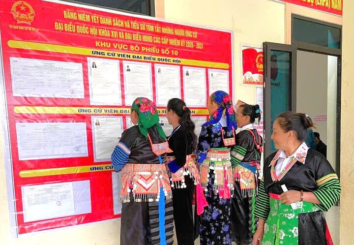 Các cử tri xã Mỹ Lý (Nghệ An) đi bầu cử sớm.