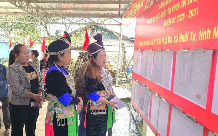 Cử tri xã Huội Tụ (Nghệ An) nô nức đi bầu cử.