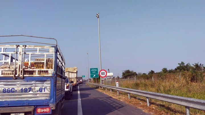 Kẹt xe kéo dài trên cao tốc Dầu Giây - Phan Thiết. Ảnh: Người dân cung cấp