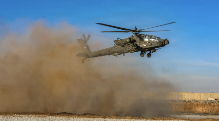 Một chiếc trực thăng AH-64 Apache thuộc Lực lượng Đặc nhiệm Nighthawk bay qua khu vực hạ cánh trong các hoạt động hàng không thuộc khu vực trách nhiệm của Bộ Tư lệnh Trung ương Mỹ vào ngày 3/11/2025. (Ảnh: US Army)