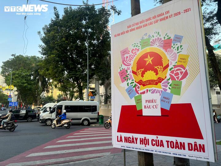 Phố phường TP.HCM rực rỡ cờ hoa hướng về ngày hội non sông - 9