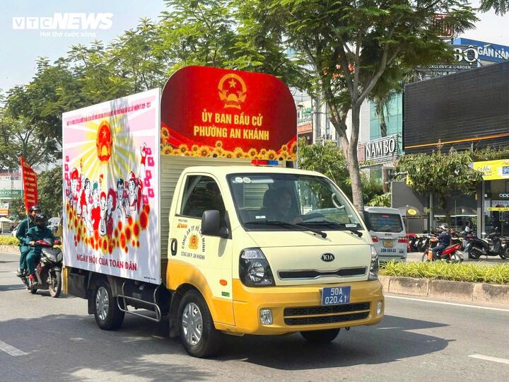 Ở nhiều khu vực, các xe cổ động tuyên truyền cũng xuất hiện, mang theo hệ thống loa phát thanh và bảng thông tin, truyền tải các nội dung quan trọng, cần thiết về cuộc bầu cử.