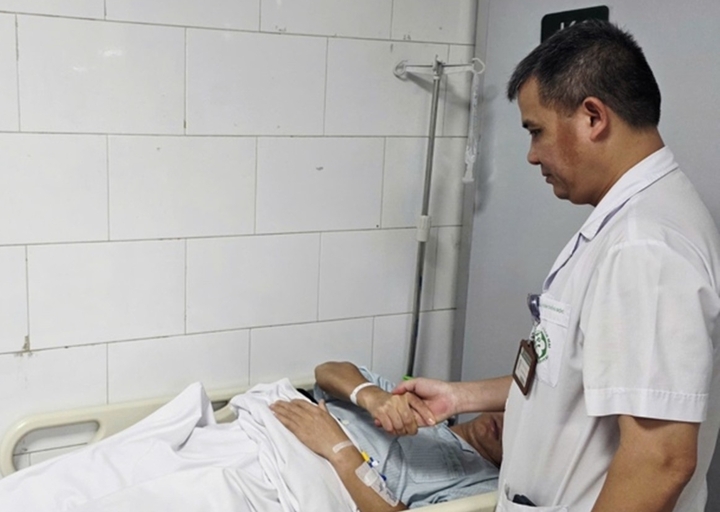 TS.BS Nguyễn Trung Nguyên - Giám đốc Trung tâm Chống độc, Bệnh viện Bạch Mai kiểm tra phản xạ của các bệnh nhân ngộ độc cá chình.