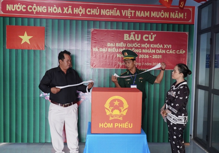 Tổ bầu cử kiểm tra, niêm phong hòm phiếu trước khi bỏ phiếu theo quy định. (Ảnh: Nguyễn Quốc)