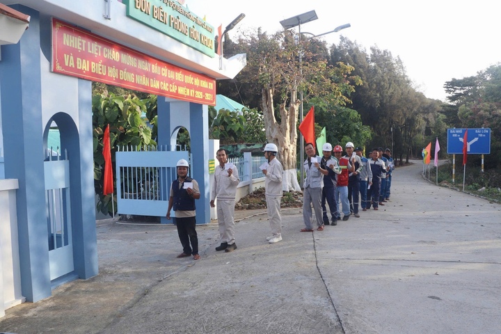 Từ sáng sớm, các công nhân đang thi công công trình trên đảo Hòn Khoai đã đến khu vực bỏ phiếu tại Đồn Biên phòng Hòn Khoai.