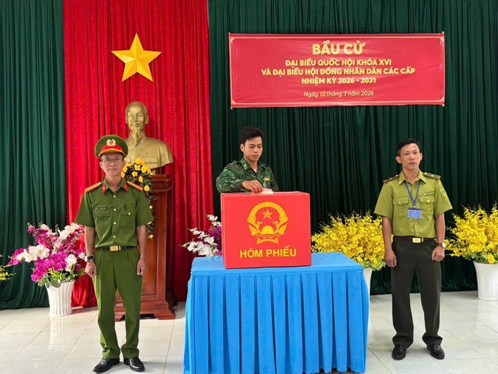 Chiến sĩ đang làm nhiệm vụ trên đảo Hòn Khoai tham gia bỏ phiếu.