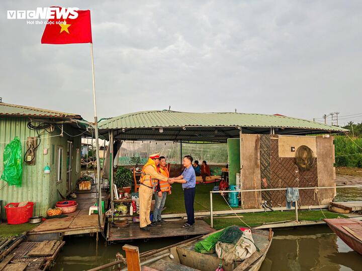 Trước thềm cuộc bầu cử đại biểu Quốc hội khóa XVI và đại biểu HĐND các cấp nhiệm kỳ 2026–2031, Phòng Cảnh sát giao thông Công an TP Hà Nội tăng cường bảo đảm trật tự, an toàn giao thông trên các tuyến đường thủy, đồng thời phối hợp chính quyền cơ sở hỗ trợ công tác chuẩn bị bầu cử cho người dân tại các xóm chài ven sông.