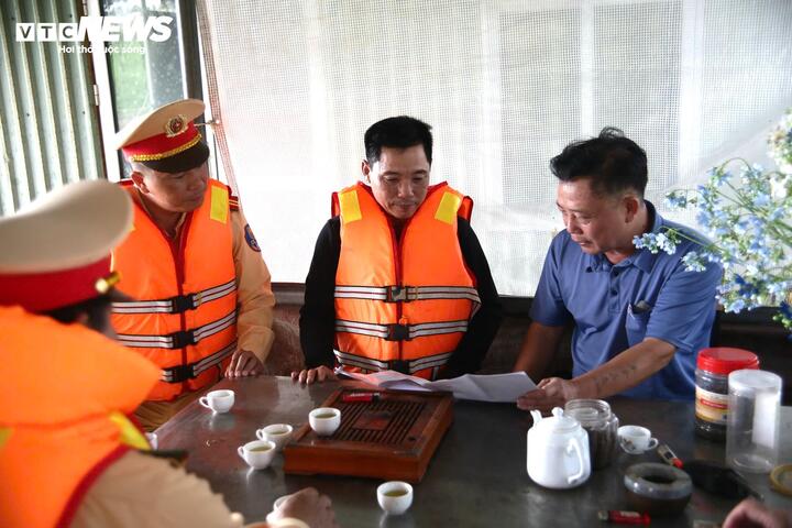 Với sự phối hợp của chính quyền địa phương và lực lượng Cảnh sát đường thủy, công tác chuẩn bị bầu cử tại các khu vực ven sông đang được triển khai, bảo đảm người dân sinh sống trên các nhà nổi, bè cá cũng được phát thẻ cử tri và nắm thông tin về ngày bỏ phiếu.