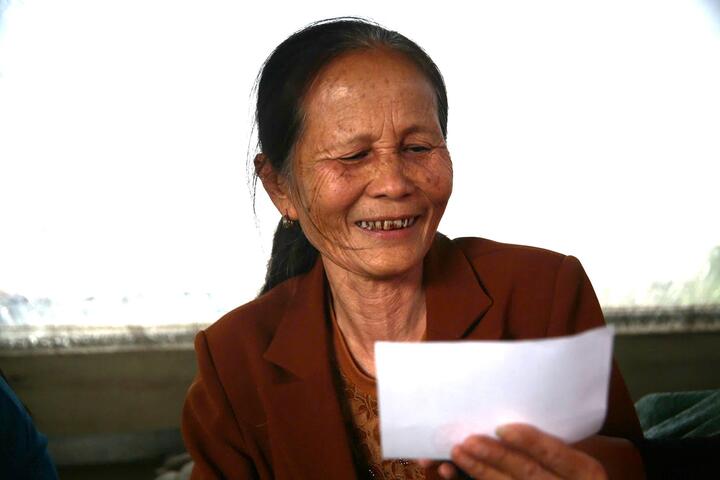 Theo chân CSGT đường thủy phát thẻ cử tri ở xóm chài ven sông Hồng - 7