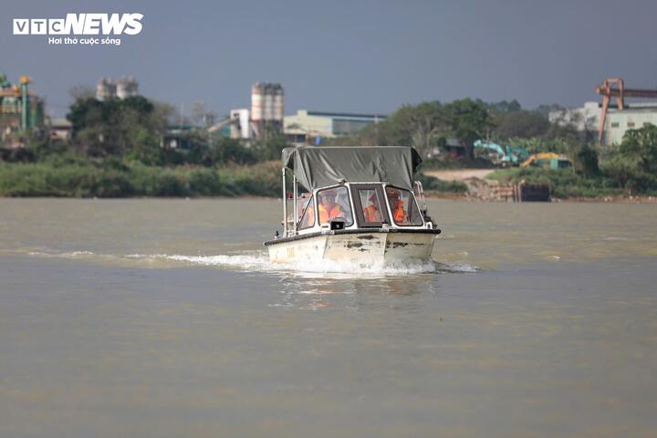 Theo chân CSGT đường thủy phát thẻ cử tri ở xóm chài ven sông Hồng - 2