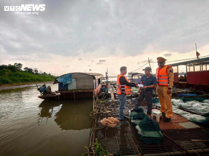 Do địa bàn sông nước và đặc tính làm ăn của người dân, nhiều hộ vẫn sống trên các nhà nổi, bè cá.