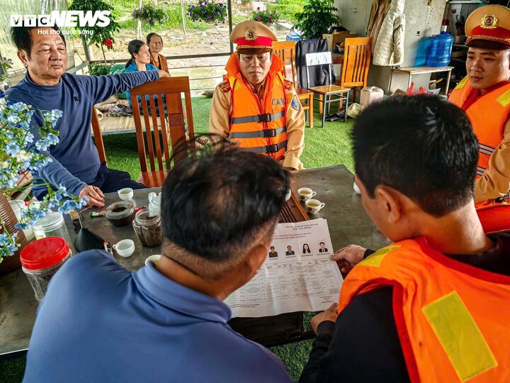 Xóm chài bến đò Văn Đức hiện có 35 hộ dân với 104 nhân khẩu, chủ yếu sinh sống bằng nghề chài lưới, vận chuyển và dịch vụ đò ngang. Do đặc thù sinh sống trên sông nước, nhiều hộ dân thường xuyên di chuyển theo con nước hoặc công việc mưu sinh nên việc tiếp cận từng hộ để phát thẻ cử tri và tuyên truyền về bầu cử gặp không ít khó khăn.